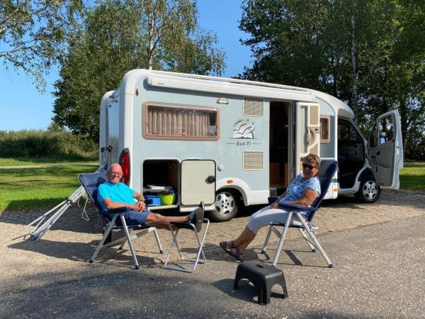 Ankie en Cees bij hun Knaus Sun Ti 650 MF