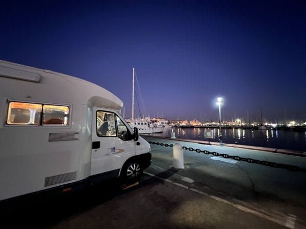 Camper bij de jachthaven van Almerimar.