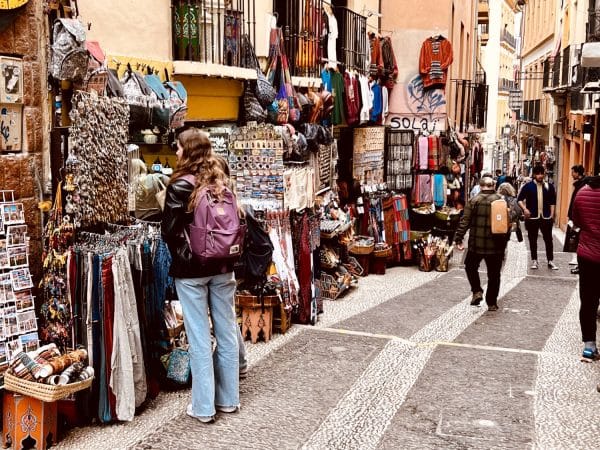 Winkelstraatje in Granada.