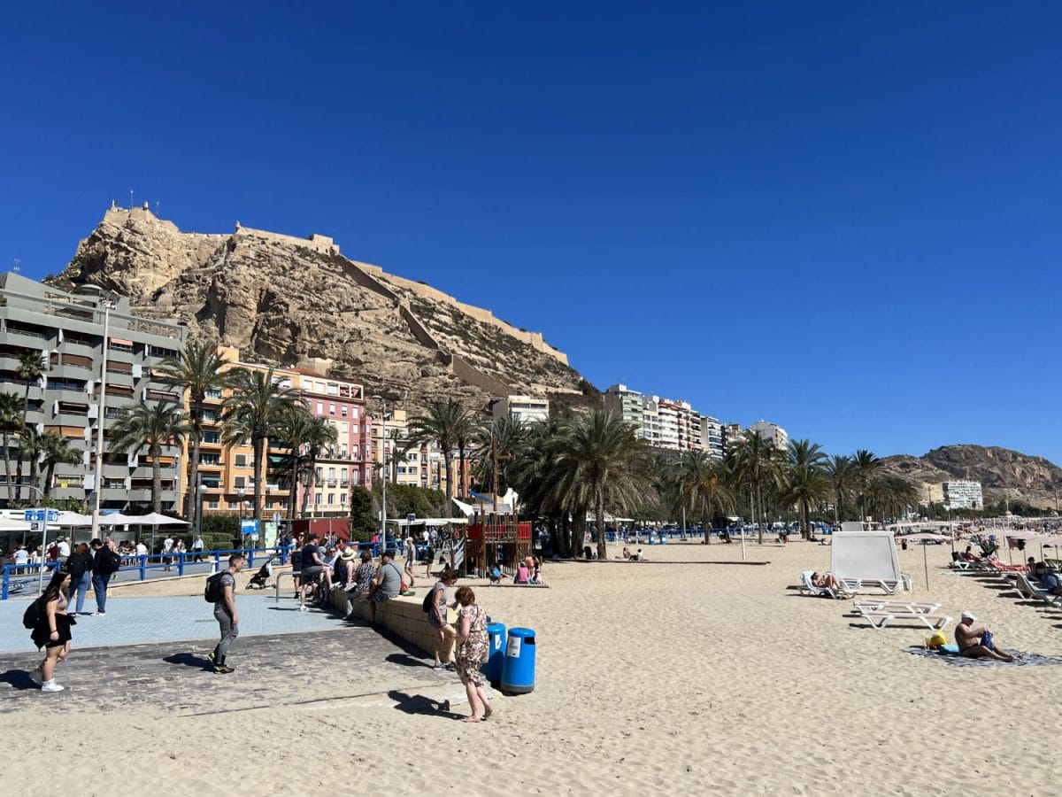 Strand van Alicante. Op de achtergrond het kasteel van Santa Barbara.