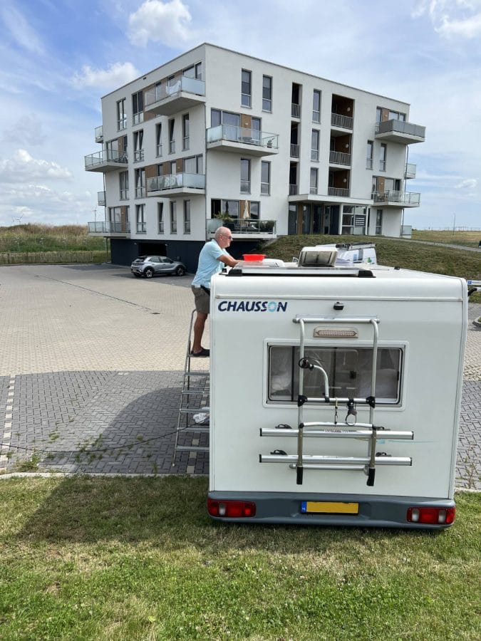 Cees installeert een nieuw dakluik.