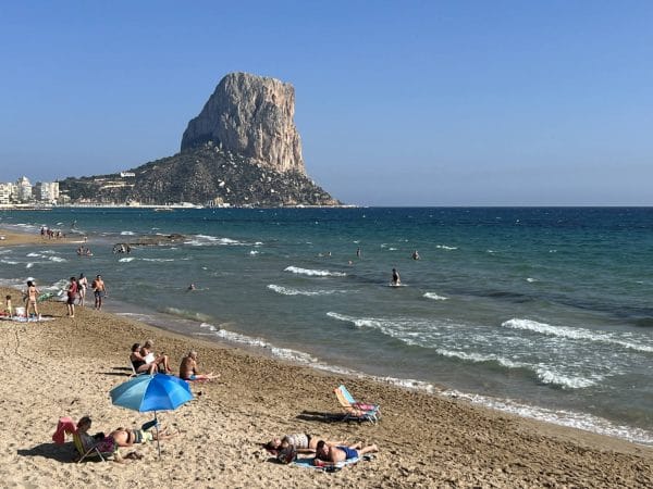 Strand van Calpe met de rots.