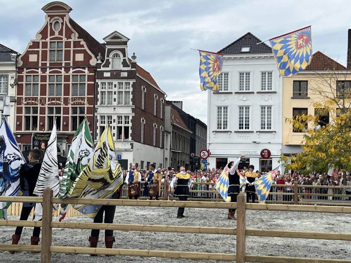 Vendelzwaaien tonen hun vaardigheden.