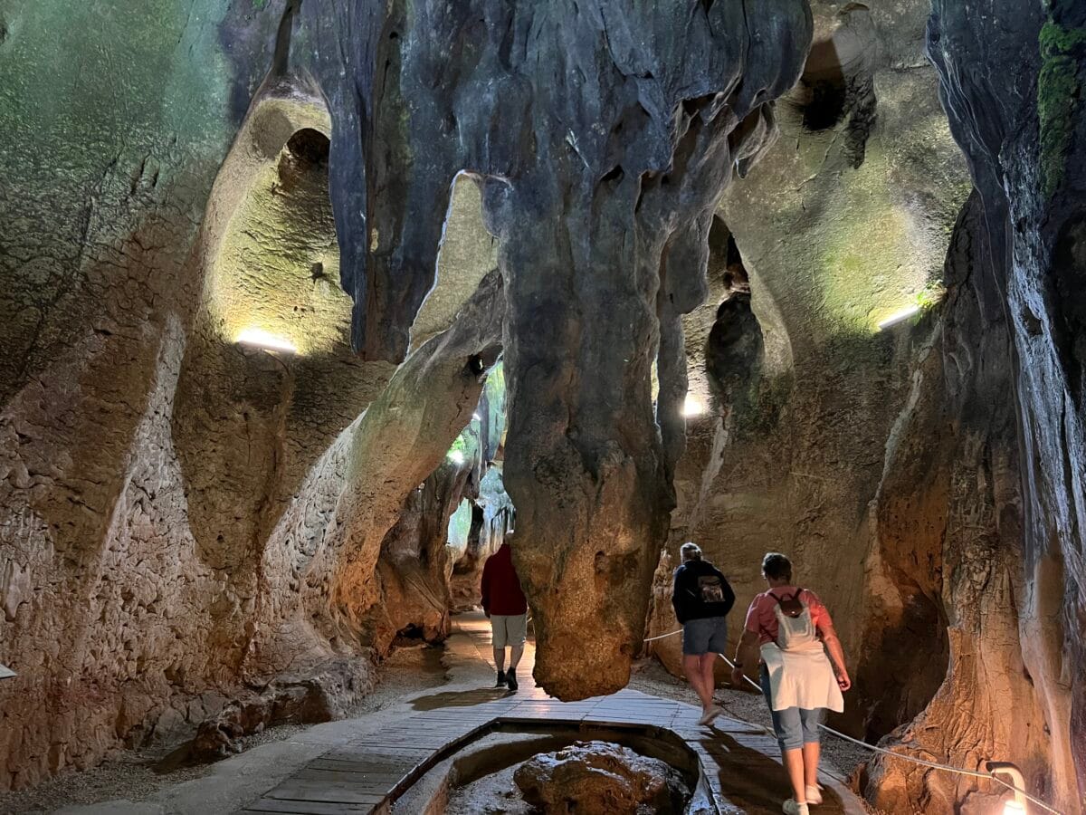 Verschillende kamers in Las Cuevas de las Calaveras tonen fascinerende formaties.