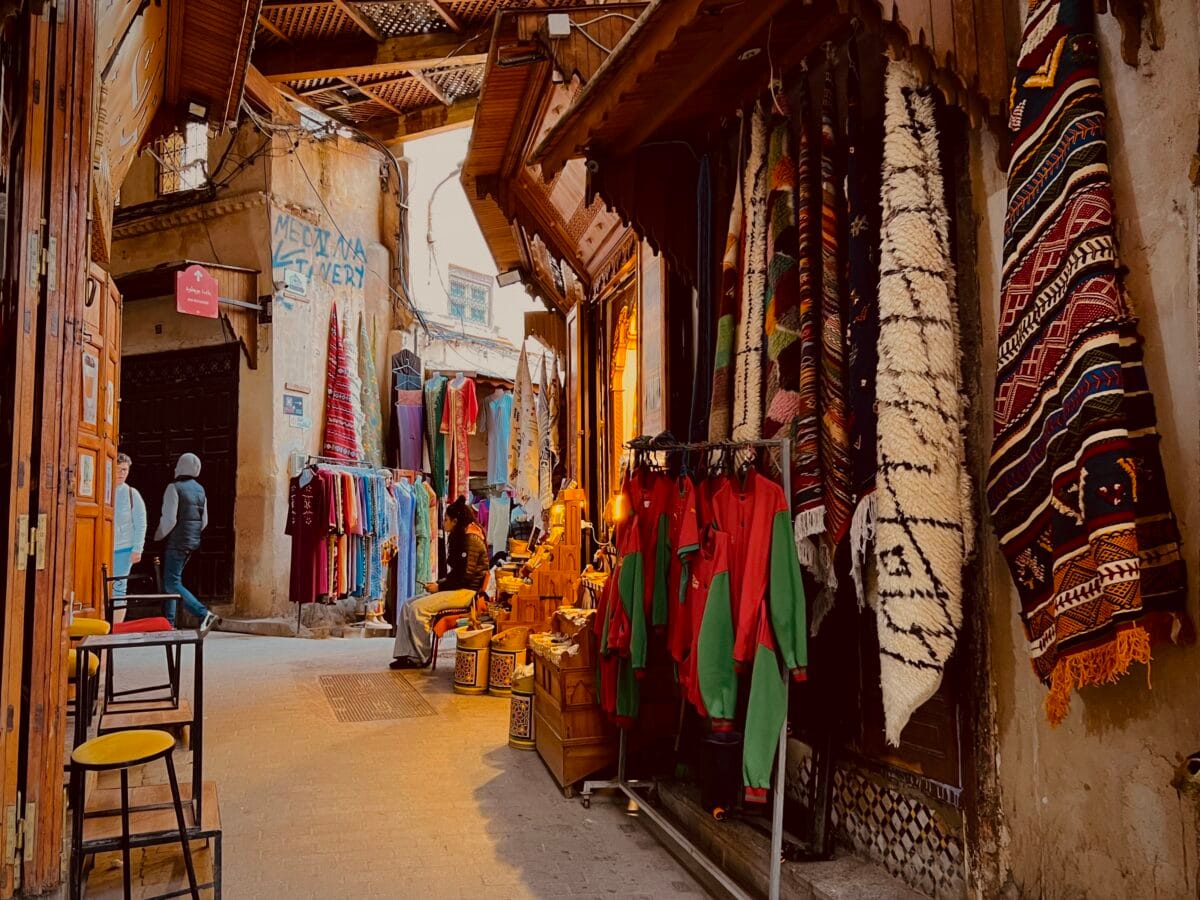 Souk in Fez, Marokko.