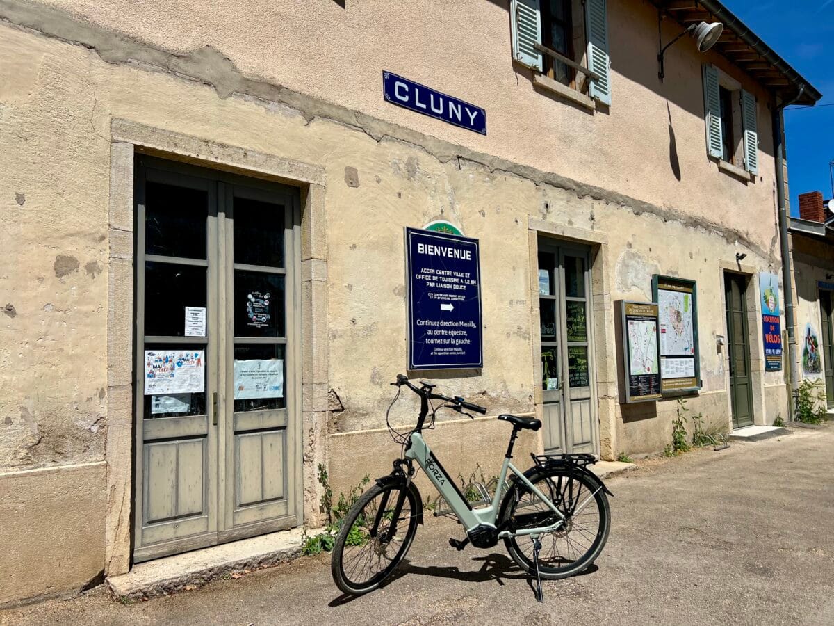 Bij het voormalige station van Cluny nemen we een korte pauze.