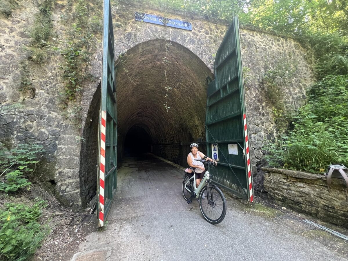De poort van de Tunnel du Bois Clair, met daarboven het bordje dat de tunnel als langste fietstunnel van Frankrijk aanduidt.