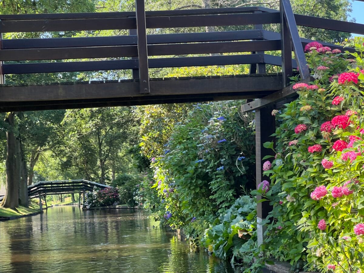 "Hebben jullie een mooie tocht gemaakt?", "Ja, maar we zijn drijfnat."