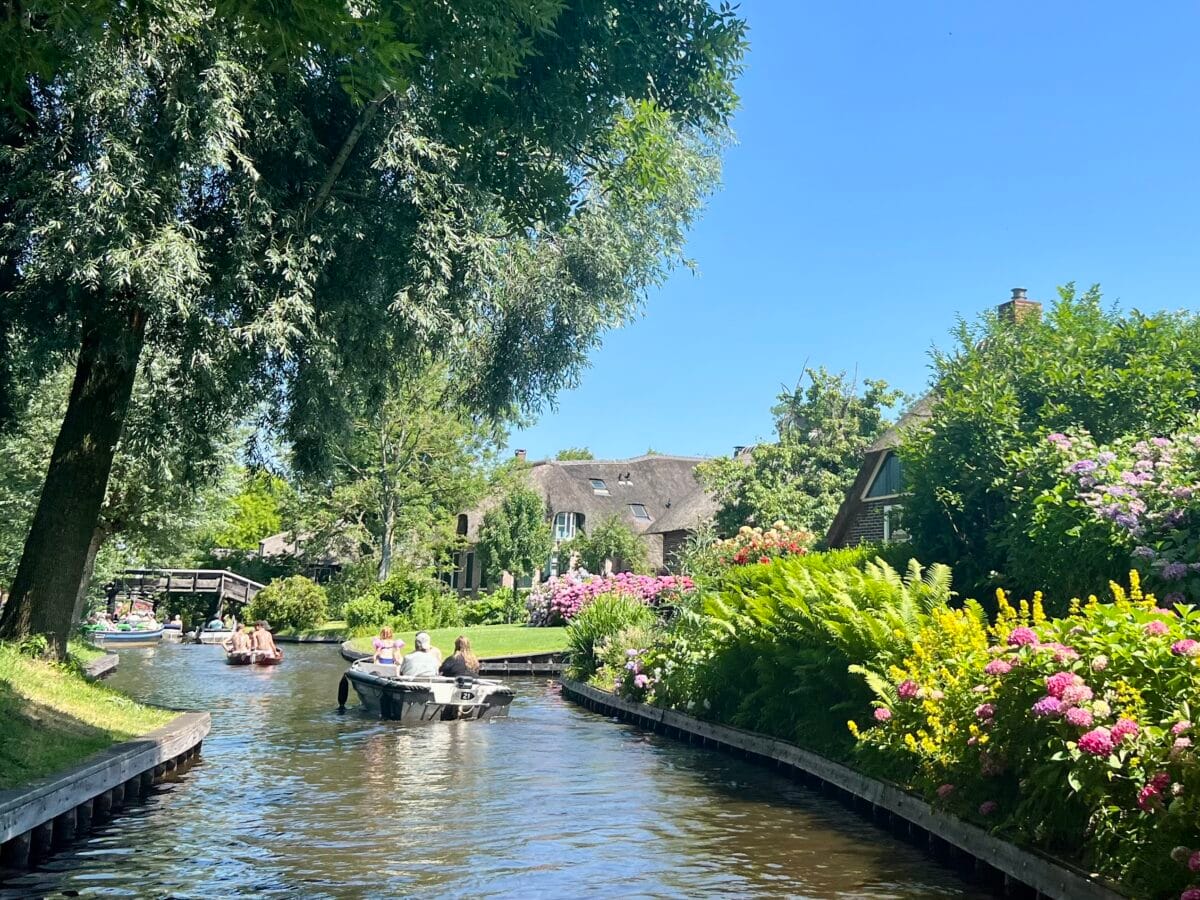 Rietgedekte boerderijen, strakke gazons en volop bloemen in Giethoorn.