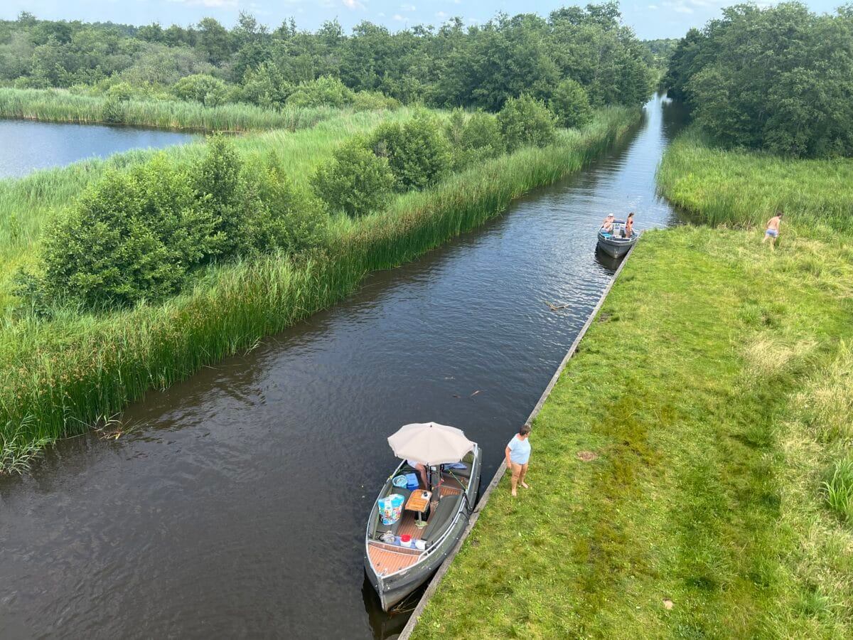 Onze motor fluistert, het riet ritselt, wij luisteren.