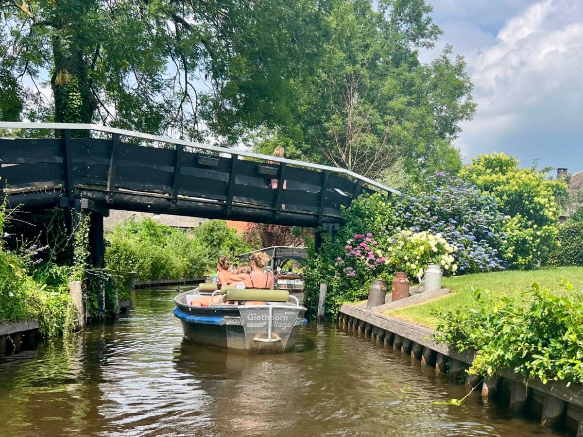 Na de rust van het meer varen we de drukte van de dorpsgracht in Giethoorn in..