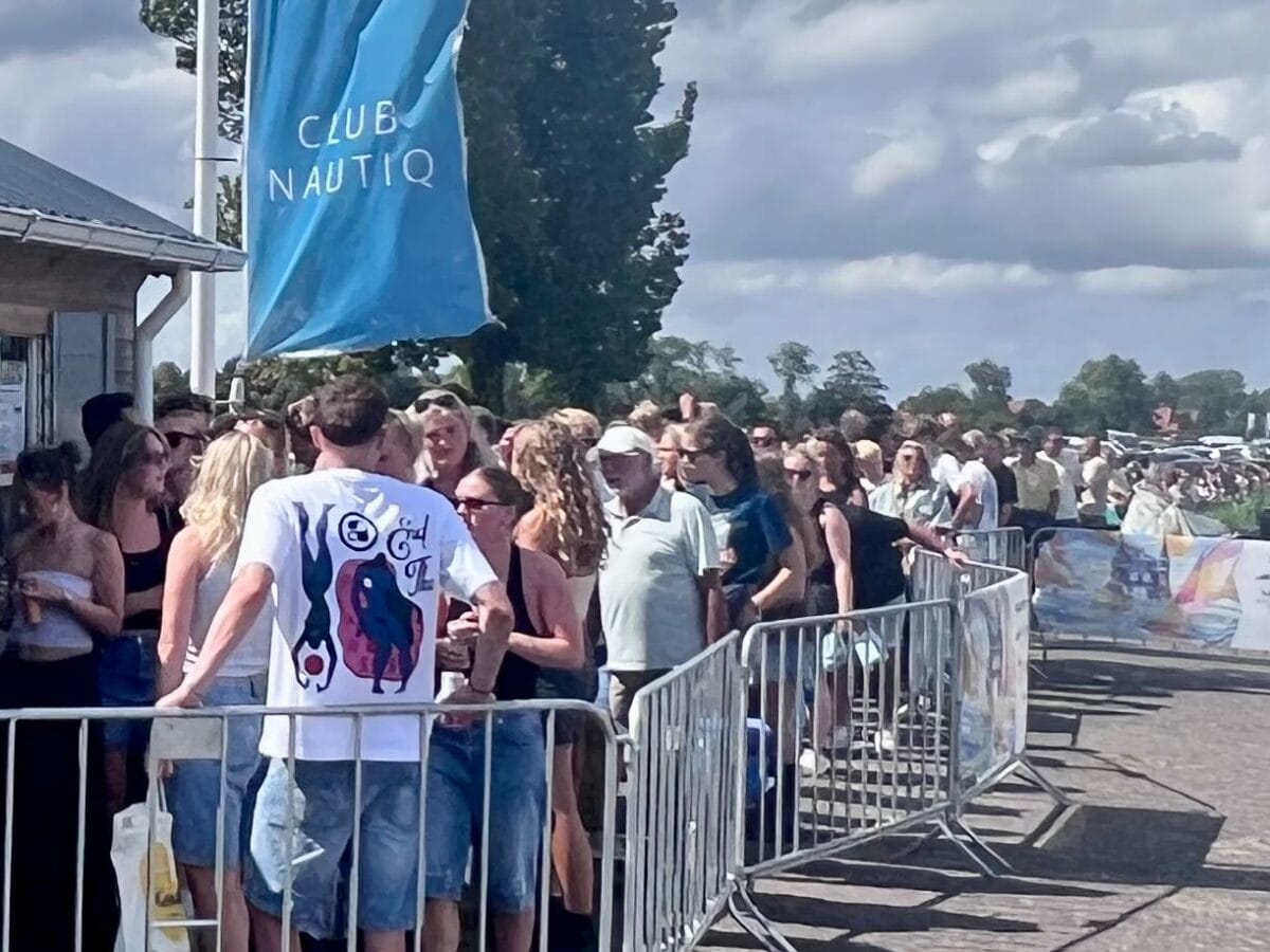 Lange wachtrijen voor de pont naar het Starteiland.