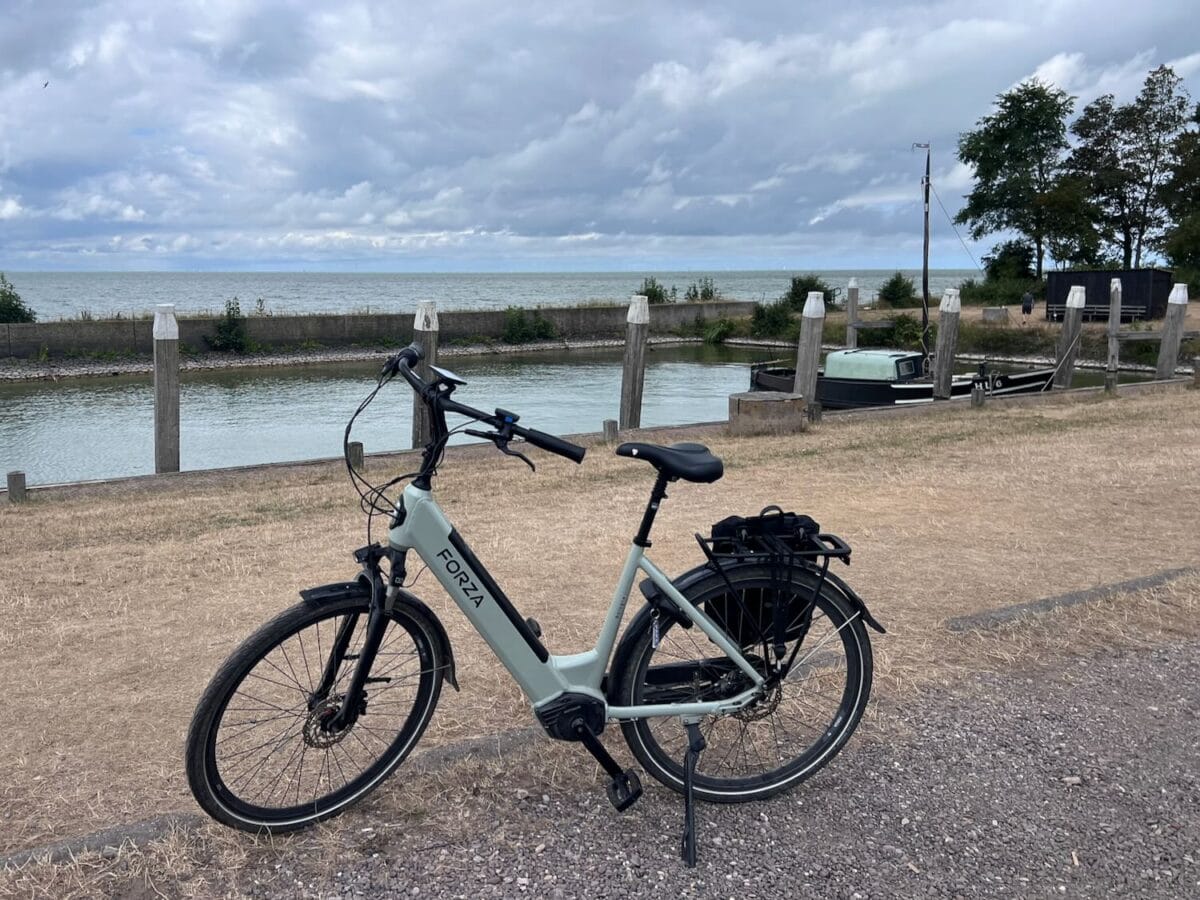 E-bike bij de haven van Laaksum