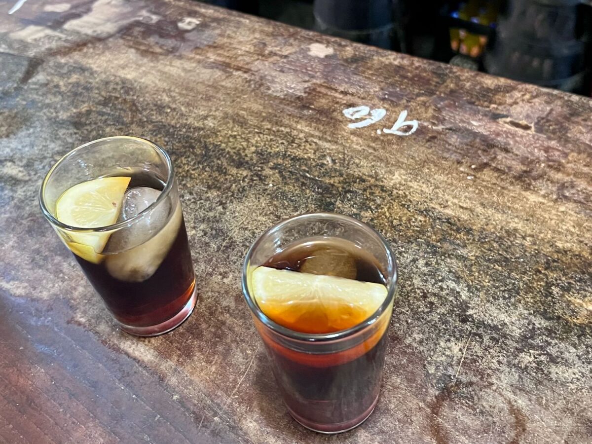 Glazen vermout op de bar bij Antigua Casa de Guardia in Málaga.