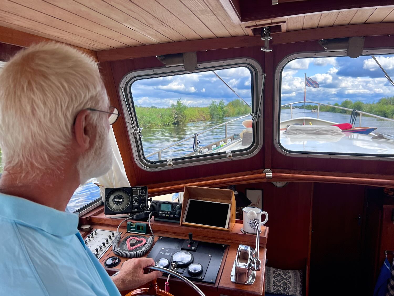 Schipper aan het roer van de Gillissen kotter.