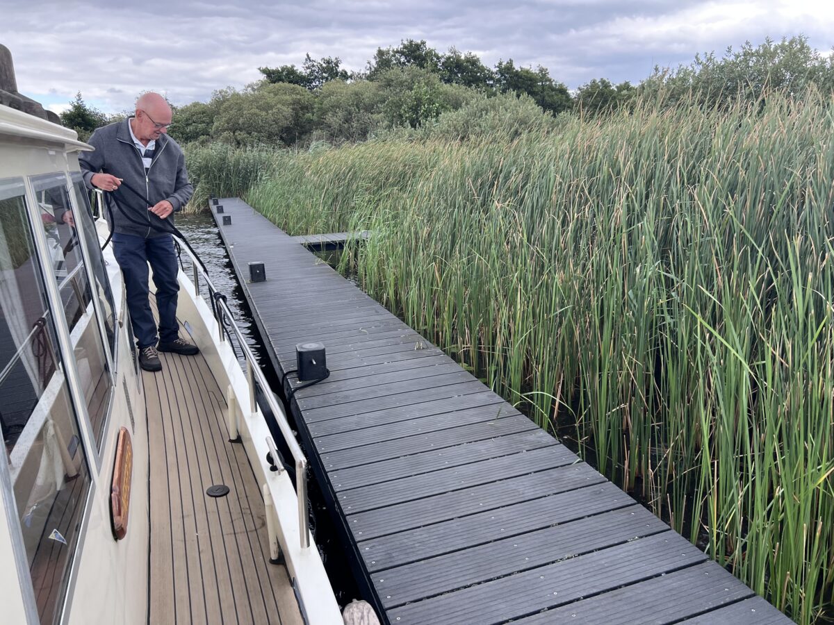 Onze zeilervaring komt van pas bij het afmeren van de boot aan een steiger van de Marrekrite.
