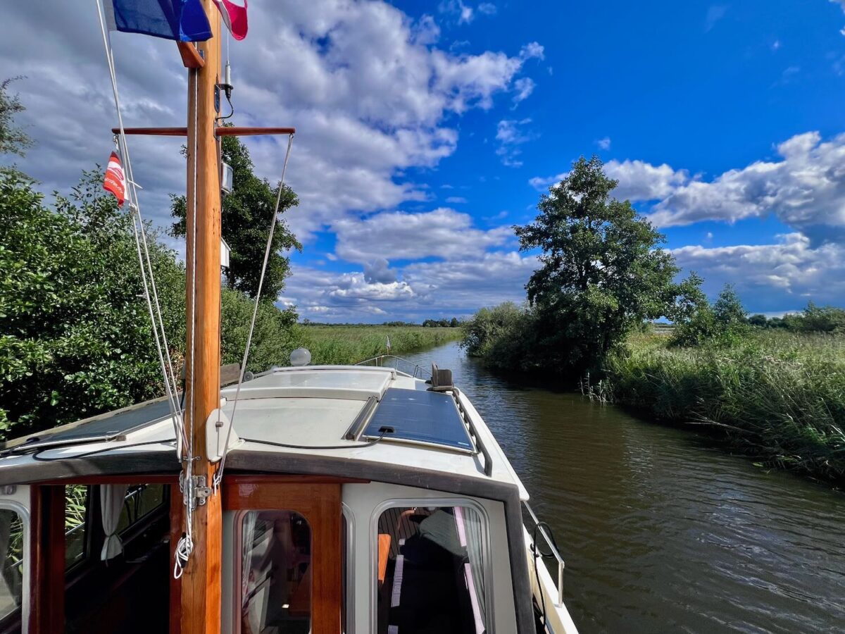 Stapvoets varen we door de smalle sloten van de Alde Faenen.