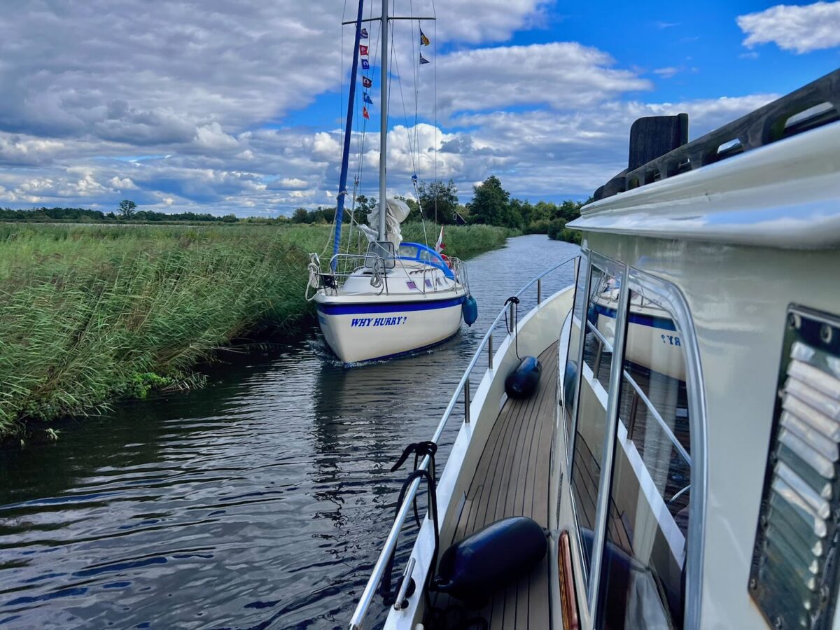 Nauwelijks ruimte om langs elkaar te varen in dit smalle vaarwater.